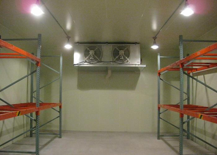 庫内防爆仕様の冷却機と照明