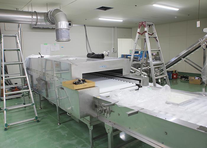 加熱コンベア設置中